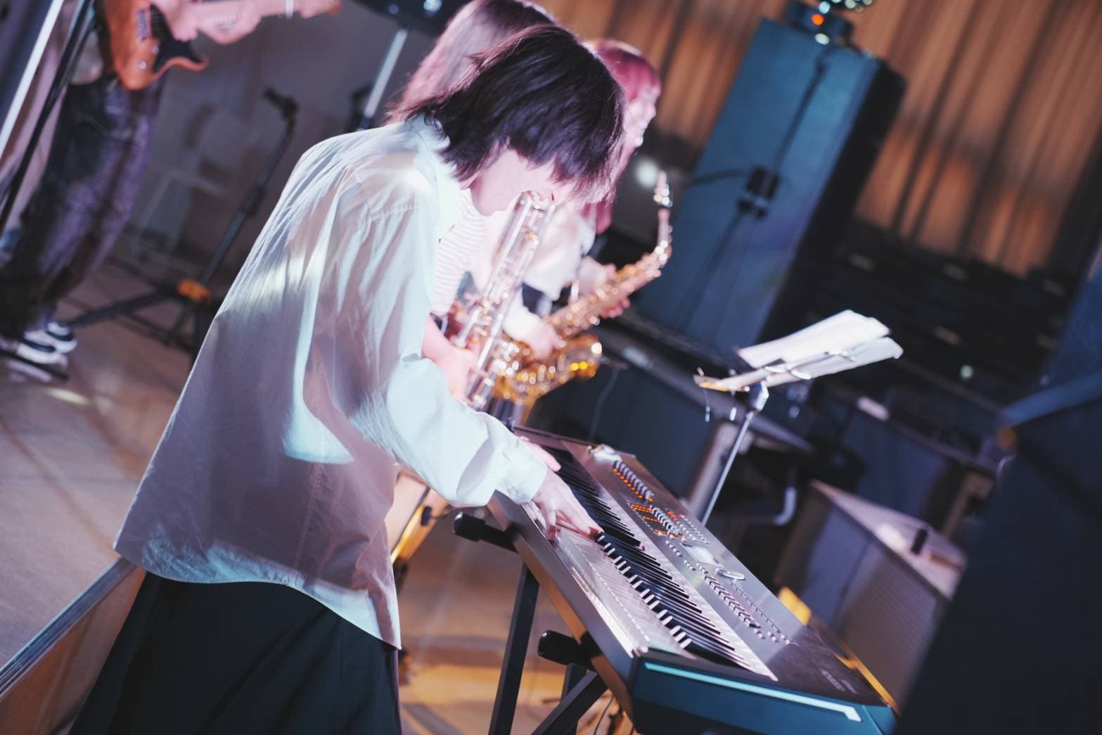 キーボードを演奏するShirone